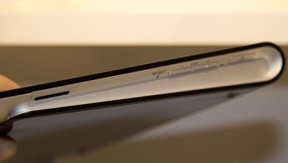 SPESIELL: Formen p� Sony Tablet S er spesiell, men i praktisk bruk fungerer det likevel godt.
