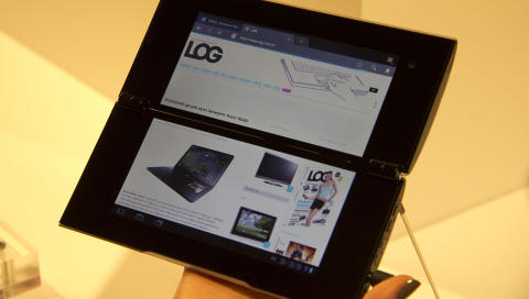 TO SKJERMER: Sony Tablet P f�r to skjermer. Den ene kan brukes som tastatur eller som spillkontroller.