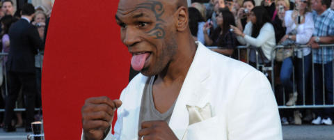 Mike Tyson skal gi Charlie Sheen bank
