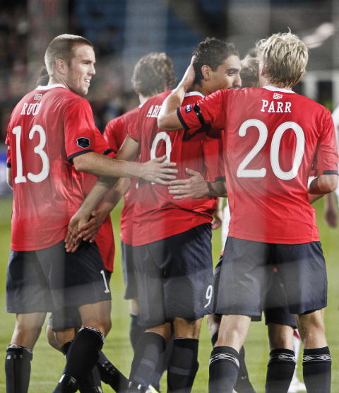 NYE HELTER? Mohammed �Moa� Abdellaoue (i midten) starter trolig som spiss, mens Espen Ruud (t.v.) og Jonathan Parr (t.h.) er sannsynlige erstattere for Riise og Gamst p� venstresiden. Foto: Aleksander Andersen, Scanpix