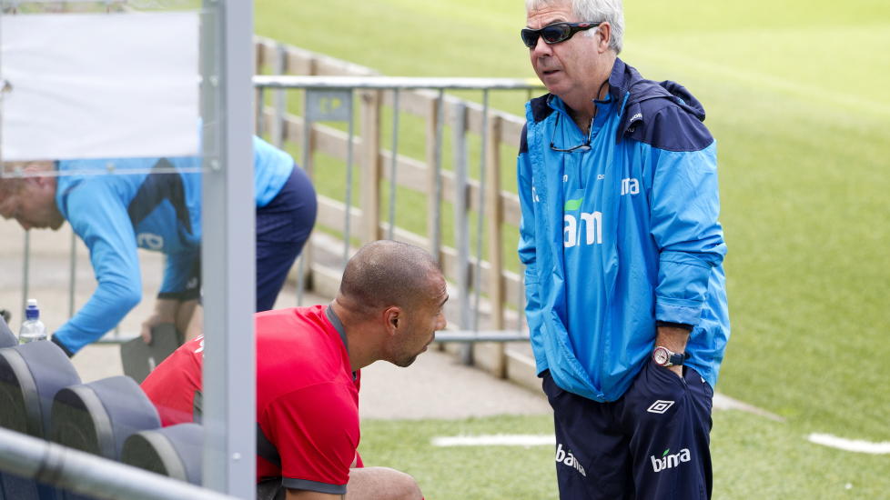 JOKER? De fleste venter at John Carew sitter nettopp her - p� innbytterbenken p� Ullevaal - n�r kampen mot Island starter i morgen kveld. Drillo vil ikke fortelle hvem han starter med riktig enn�. Foto: H�kon Mosvold Larsen, Scanpix
