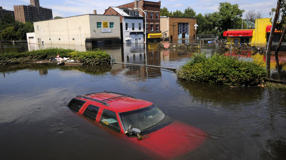 SKAPTE FLOM:  Orkanen �Irene� ble nedgradert til tropisk storm tidligere denne uka. I New Jersey f�rte  hun til store vannmengder og flom. N� truer flere lavtrykk USA. Foto: MARK DYE / REUTERS / SCANPIX