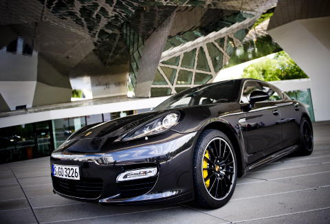 AVGIFTSVINNEREN: Porsche Panamera Turbo S gikk ned snaut 150 000 kroner i pris, og koster n� derfor �bare� 2 553 000. Den jevne mannen i gata nyter dessverre ikke godt av det. Foto: H�kon Eikesdal