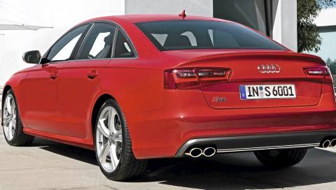 S6: Fire potter bak signaliserer at dette ikke er en vanlig A6. FOTO: Audi
