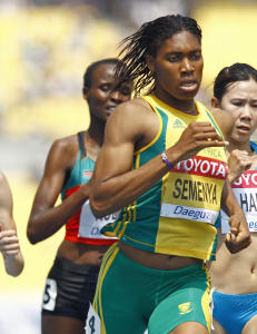Semenya lekte seg til finale