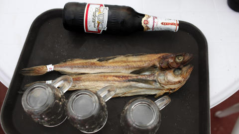 SNACKS: Enkle m�ltider ble servert p� kafeteriavis p� brett, slik som �l og t�rket fisk. Foto: CARLOS BARRIA/REUTERS/SANPIX