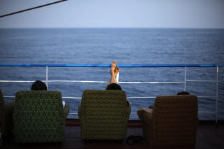 UTSIKT: Du kan nyte avslappende timer fra lenestoler p� dekk ombord p� cruiseskipet Mangyongbong. Foto: CARLOS BARRIA/REUTERS/SCANPIX