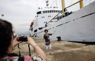 SKAL LOKKE TURISTER: Gjester tar bilder av skipet Mangyongbong f�r ombordstigning. Nord-Korea har v�rt �pent for vestlige turister siden 1987, men bes�kene er b�de strengt kontrollert og n�ye overv�ket. Enkelte omr�der har likevel blitt �pnet gradvis mer og mer, s� turgrupper kan se landet p� egenh�nd. Foto: CARLOS BARRIA/REUTERS/SCANPIX