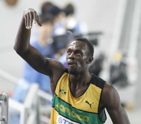 SIRKUS BOLT: Usain Bolt takker for publikumsst�tten. Foto: Bj�rn Langsem / Dagbladet .