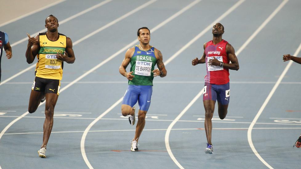 SAMMEN TIL FINALEN: Jays Ndure og Usain Bolt ble henholdsvis nummer to og nummer �n i dagens semifinale p� 200 meter. I morgen m�tes de igjen, i finalen. Foto :Bj�rn Langsem / Dagbladet .