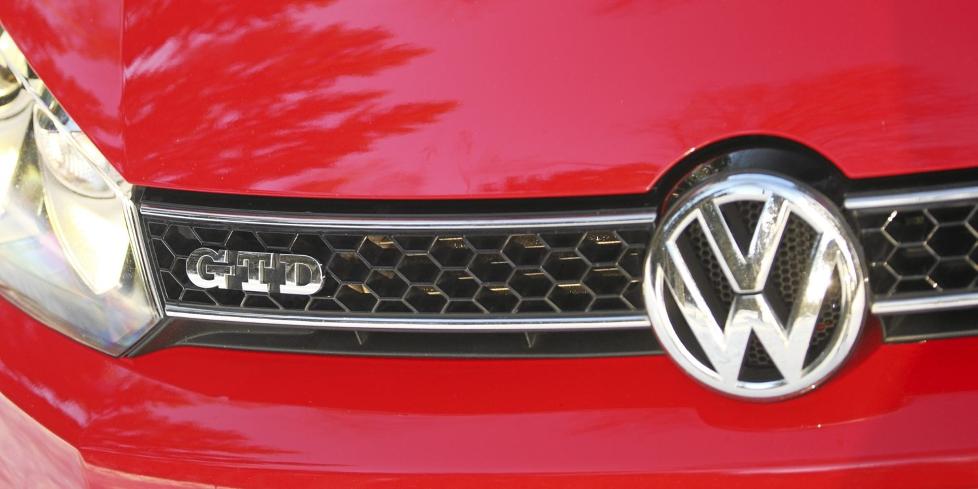 FRISTENDE: VW Golf selger s� det griner. Selv har vi stor sans for r�tassen GTD. Foto: Egil Nordlien HM Foto