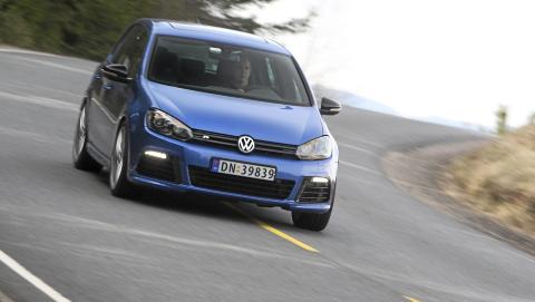 STORSELGER: VW Golf g�r s� det griner. Ikke minst i R-versjon. Foto: Egil Nordlien HM Foto