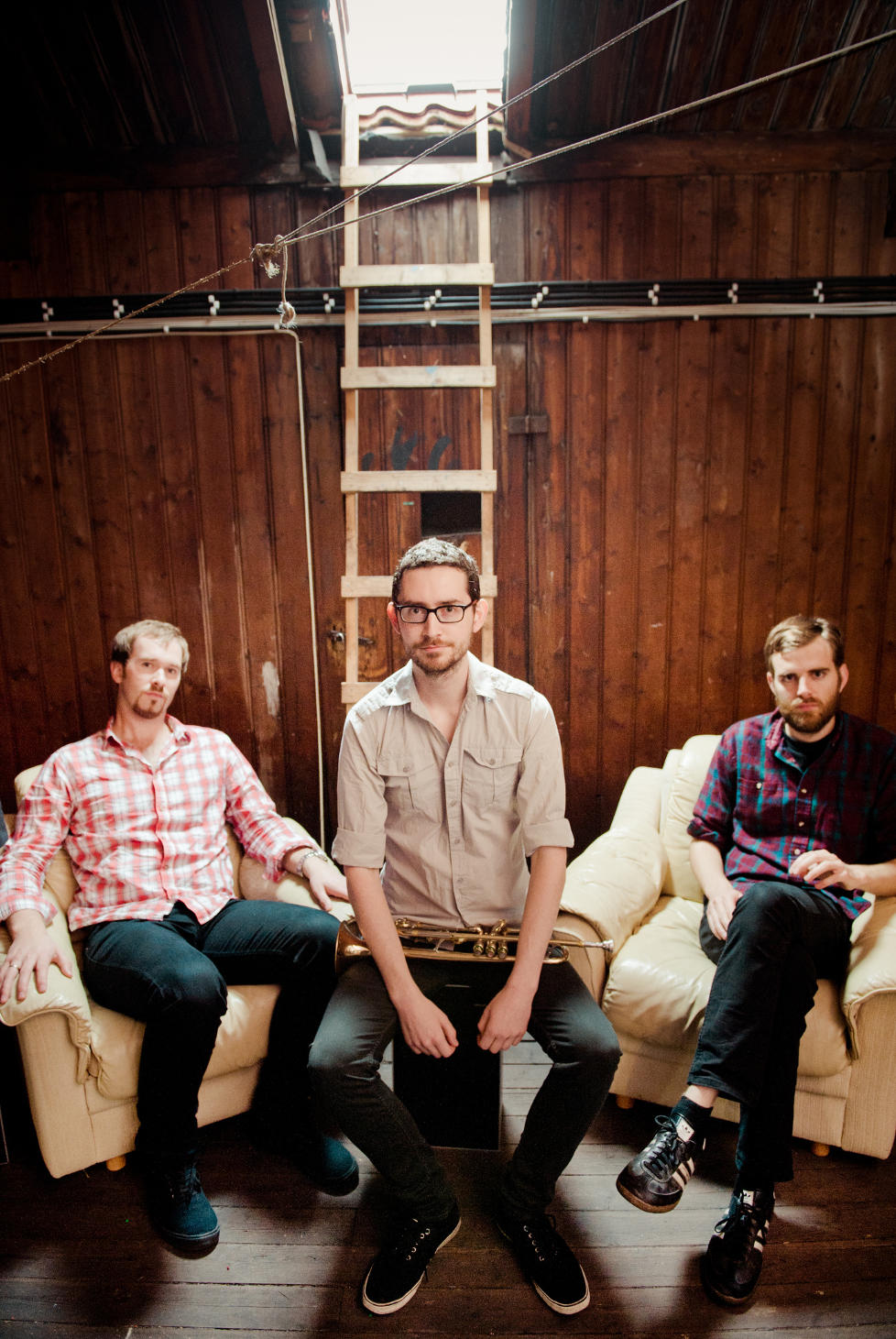 GUTTA P� LOFTET: Hayden Powell (midten) albumdebuterer som leder med �The Attic�, og sitter under takluka sammen med pianist Eyolf Dale (tv) og bassist Jo Skaansar. FOTO: HJEMMESIDE