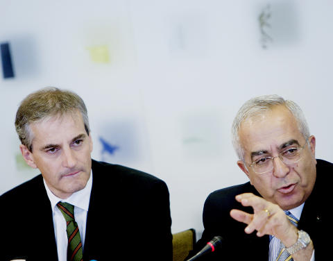 AVVISER RAPPORT: Det norske utenriksdepartementet avviser at de palestinske selvstyremyndighetene betaler ut l�nn til terrorister. Her er utenriksminister Jonas Gahr St�re sammen med den palestinske statsministeren Salam Fayyad. Foto: Stian Lysberg Solum / SCANPIX