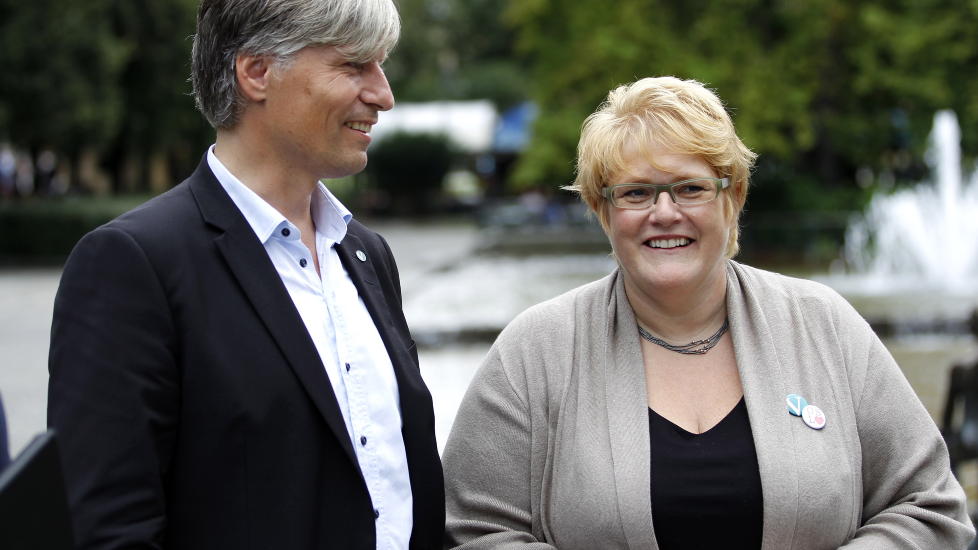  INGEN DEPPING:  Venstres leder Trine Skei Grande og nestleder Ola Elvestuen smilte under partiets valgkampstart i Spikersuppa i Oslo 15. august. Det kan de fortsette med etter siste m�ling, en dr�y uke f�r kommunevalget.
FOTO: GORM KALLESTAD, SCANPIX.