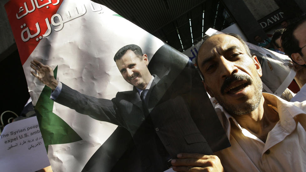 STADIGE DEMONSTRASJONER: Her demonstrerer syriske innbyggere mot president Bashar al-Assad i forrige uke. I g�r besluttet EU � innf�re boikott av syriske oljeprodukter for � �ke presset mot al-Assad. I tillegg omfattes flere syriske selskaper av sanksjoner. Foto: AFP PHOTO/JOSEPH EID
