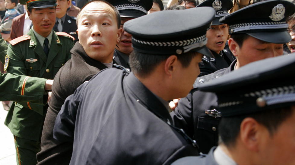 HEMMELIGE FANGER: Det nye lovforslaget utvider det kinesiske politiets makt til � holde fanger uten � varsle advokater og familien til den arresterte. Bildet er av She Xianglin, som blir eskortert ut av en rettssal, han ble satt fri etter � ha sonet elleve �r for et drap han ikke hadde beg�tt. Foto: Scanpix/Reuters/China Newsphoto