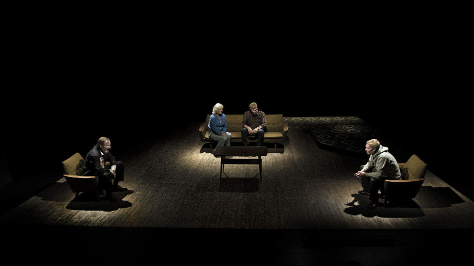 N�RHET OG DISTANSE: Ola Otnes, Sylvia Salvesen, Jan �. Wiig og J�rgen Wiig Salvesen skaper melankoli og munterhet i �Sonen�. Foto: Dag Jenssen, Teater Ibsen