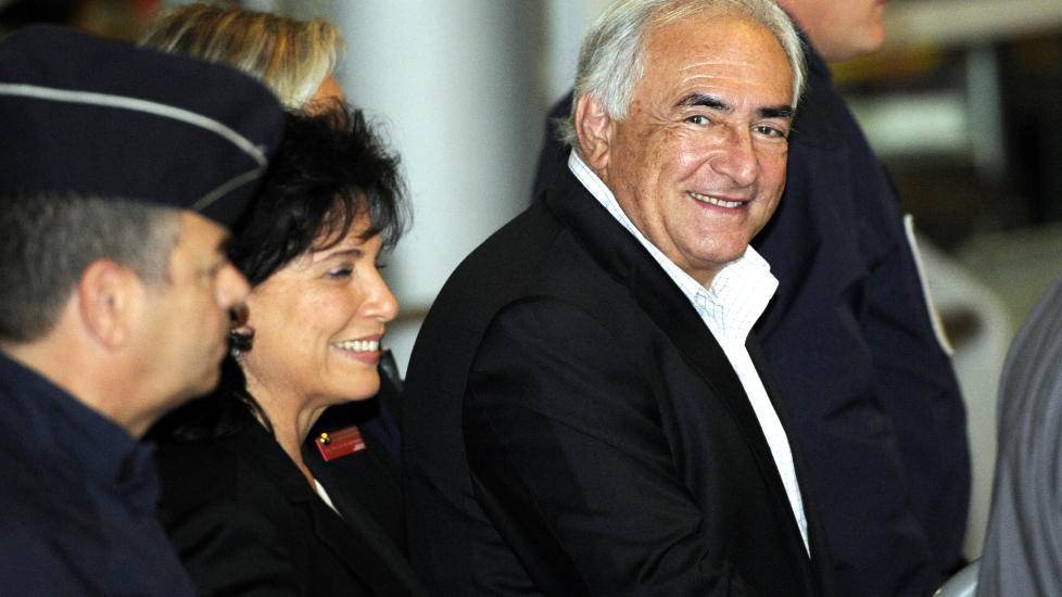 FRANKRIKE: Dominique Strauss-Kahn og hans kone ankom i dag Frankrike. Foto: REUTERS/SCANPIX
