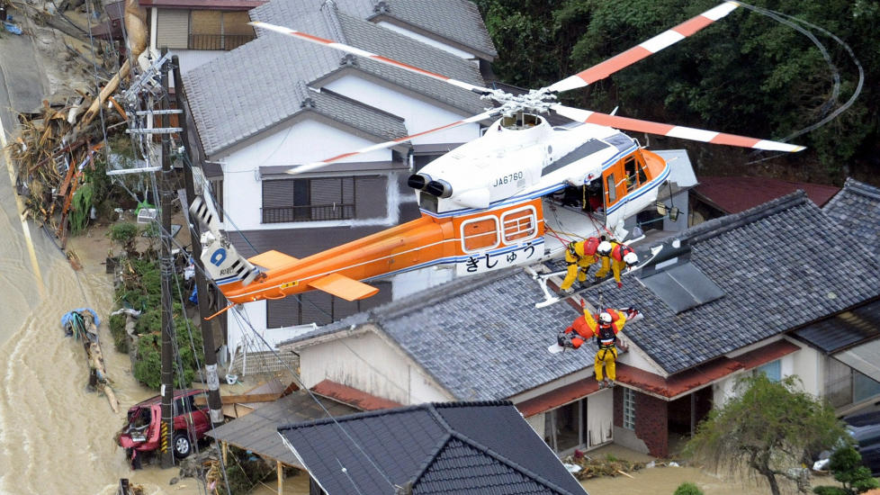 EVAKUERES: En person blir reddet etter at oversv�mmelsen har isolert huset i Nachikatsuura i Wakayama, vest i Japan. I dette omr�det alene skal �tte personer v�re bekreftet d�de og 32 savnet, if�lge Kyodo news. Foto: SCANPIX/REUTERS