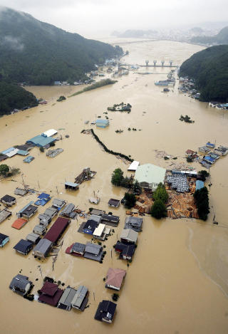 OVERSV�MT: Et oversv�mt omr�de i byen Kiho i Mie, vest Japan, s�ndag. Fotot: SCANPIX/REUTERS