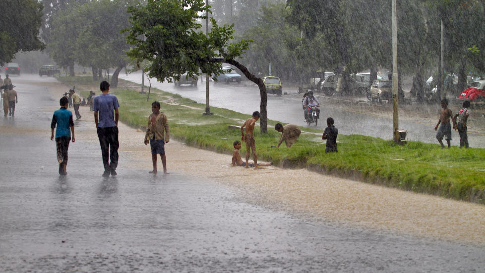 STORE �DELEGGELSER: Mer enn to millioner mennesker er rammet av flommen i s�rlige deler av Pakistan. Foto: AP Photo/Anjum Naveed