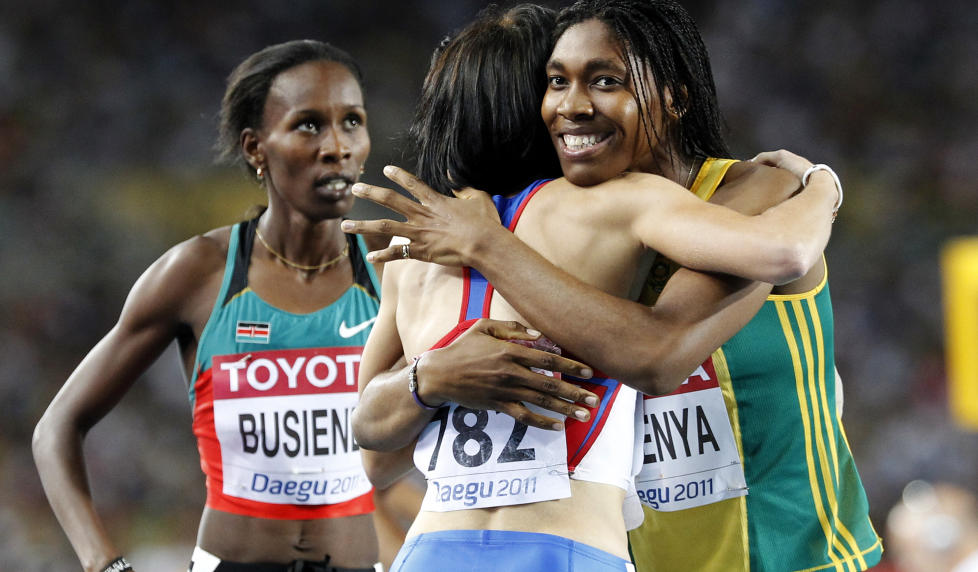 S�LVGLISET: S�rafrikanske Caster Semenya smiler bredt mens hun gratulerer russiske Marija Savinova med VM-gullet p� 800 meter. Foto: Anja Niedringhaus, AP/Scanpix