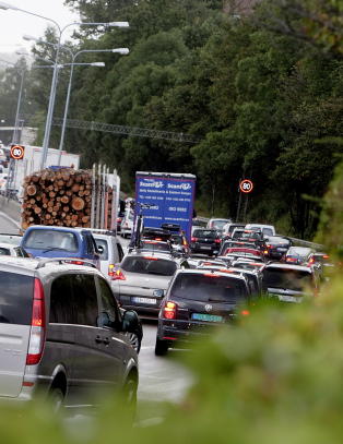 - Om du g�r langs E18 m�kka full eller p� annen m�te opptrer slik at du skaper farlige situasjoner i trafikken, kan f�rerkortet ryke