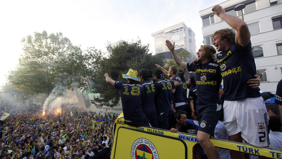 BRATT UTFORBAKKE: Det har skjedd mye siden Fenerbahce kunne feire sitt 18. seriemesterskap i mai og fram til i dag. N� klager den tyrkiske storklubben UEFA inn for CAS etter � ha blitt kastet ut av Champions League denne sesongen.Foto: SCANPIX/REUTERS/Osman Orsal
