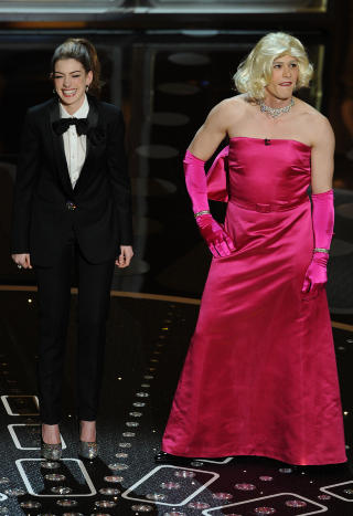 FJOR�RETS VERTER: Anne Hathaway og James Franco fikk d�rlige kritikker etter sin innsats som Oscar-verter. Foto: Gabriel Bouys/AFP Photo/Scanpix