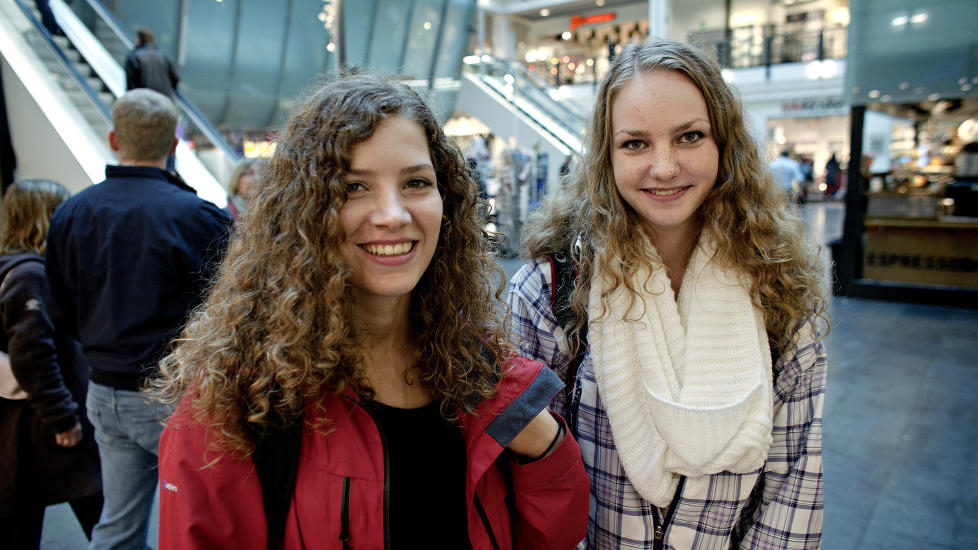 VELGER NETT: Cathinka S�rensen (16) og Henriette Fretheim Viksl�kken (16) ville valgt internett framfor TV. - hvis de m�tte. - Internett er nesten det samme som tv, sl�r Viksl�kken fast (t.h.). Foto: Lars EIvind Bones/Dagbladet