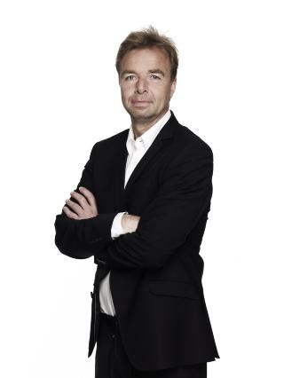 SIDEKOMMENTATOR: Lars Tj�rn�s st�r for det fotballfaglige n�r Canal  viser landskamp. Foto: Canal 
