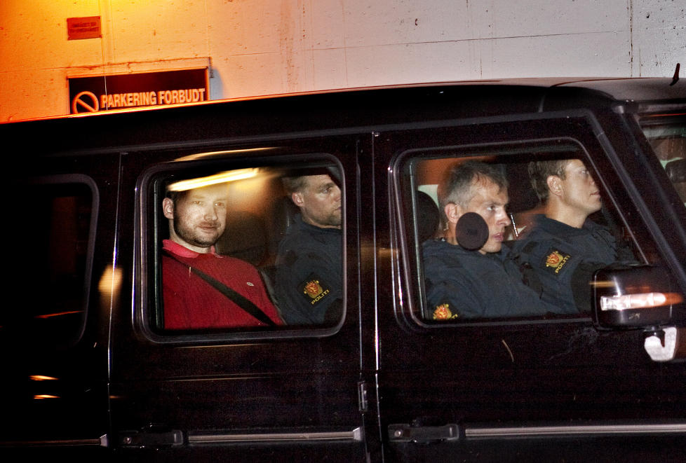 MERKEBEVISST: Her transporteres Anders Behring Breivik ut av Oslo tinghus etter det fengslingsm�tet 25. juli. Foto: Nina Hansen/Dagbladet