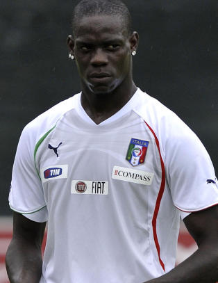 Balotelli tok med seg iPad p� reservebenken