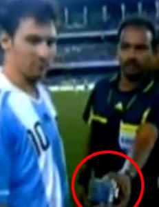 Her pr�ver linjedommeren � ta bilde av Messi