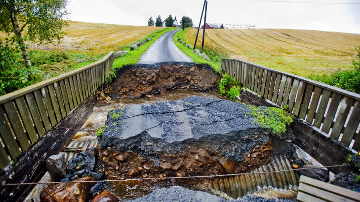 FORSYNTE SEG AV BRUA: Denne brua ble helt �delagt av flommen. Foto: Thomas Rasmus Skaug