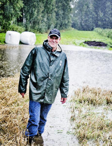 Bonden kan tape flere hundre tusen, men st�r i flommen og ler