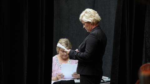  FORBEREDELSER:  Erna Solberg (H) og Siv Jensen (Frp) gj�r noen siste forberedelser f�r debatten starter. Foto : John T. Pedersen / Dagbladet