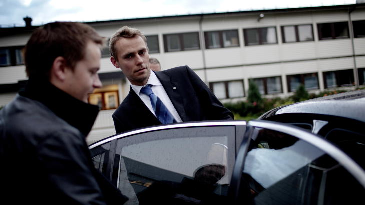 SKAPER SINNE: Det stormer n� rundt olje- og energiminister Ola Borten Moe, som i tillegg til � ha g�tt l�s p� milj�bevegelsen, mener at det likevel ikke er aktuelt � framskynde renseprosessen ved Mongstad-anlegget. Det skaper sinne og frustrasjon i SV. Her er han og hans r�dgiver, Ivar Vigdenes, utenfor fjernsynshuset p� Marienlyst torsdag kveld.
Foto: Stian Lysberg Solum / SCANPIX