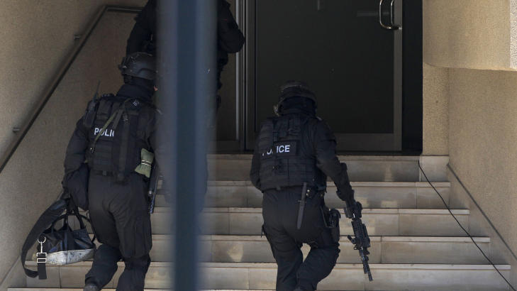 STORMER BYGGET: Men gisseltakeren holdt stand flere timer etter at politiet f�rst kom inn i bygget. Foto: AP/Rick Rycroft/Scanpix