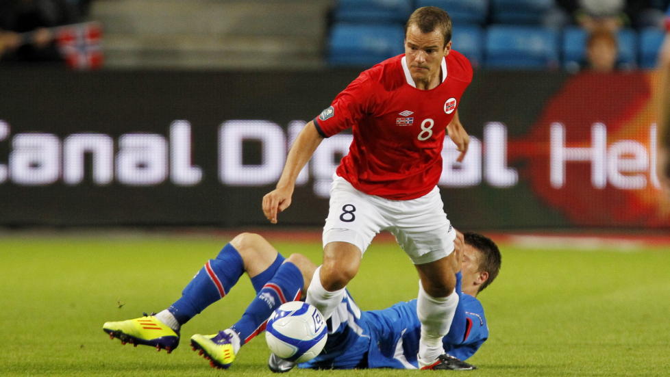 VRAKES: Henning Hauger i duell med Islands Johann Berg Gudmundsson f�r helga. Etter det Dagbladet vet, blir Hauger erstattet av H�vard Nordtveit mot Danmark i kveld.
Foto: H�kon Mosvold Larsen / Scanpix
