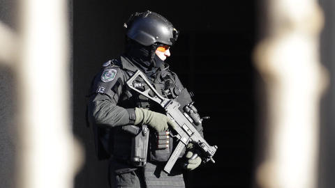 MASSIVT OPPBUD: Politiet har barrikadert bygget i timesvis. Foto:   Reuters/Daniel Munoz/Scanpix