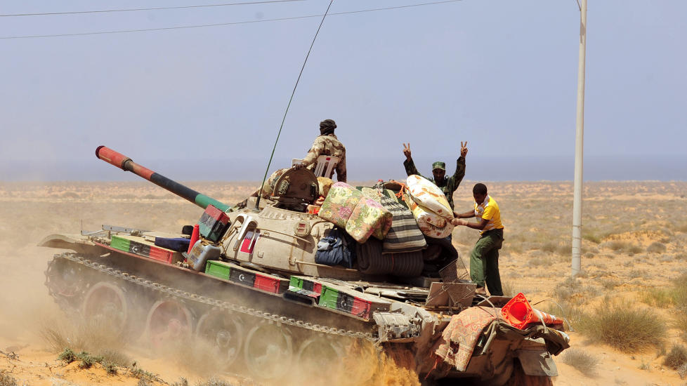 KLAR TIL KAMP: Oppr�rere utenfor Sirte klar til angrep hvis det beh�ves. REUTERS/Esam Al-Fetori.