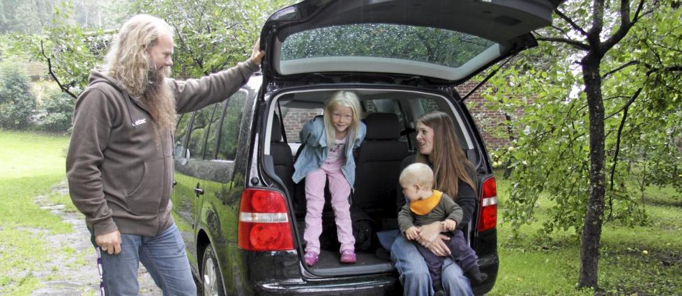FAMILIEVALG: - Vi vurderte flere biler, blant annet en Toyota Avensis, men endte opp med VW Touran. Den fremsto som en praktisk bil med f� feil, og vi har v�rt veldig forn�yde. Datteren v�r Edda synes bordene i baksetet er veldig fine, forteller  Odd Espen Skj�rbekk (44) (t.v), her sammen med kona Therese (36) og barna Edda Oddsdatter (7) og Ask Napoleon (10 mnd). Foto: Martin Jansen