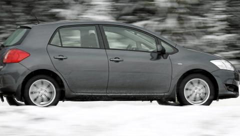 TOYOTA AURIS: Sv�rt f� feil, midt p� treet i kj�reegenskaper, litt trang. Foto: Terje Bj�rnsen