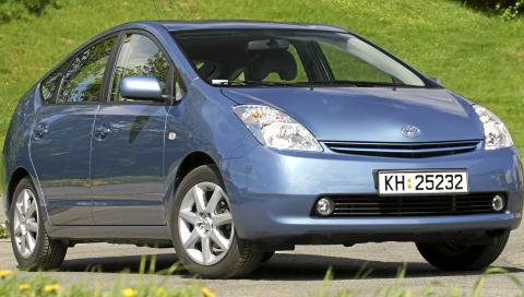 TOYOTA PRIUS: Hybriddrift gir lavt forbruk ved by- og sm�kj�ring. F� feil. Foto: Terje Bj�rnsen