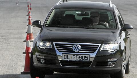 VW PASSAT: En gjenganger utenfor Norges rekkehus. F�s i sv�rt mange versjoner og ulike prisklasser. Foto: Egil Nordlien, HM Foto