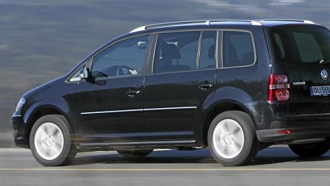 VW TOURAN: Bestselger gjennom mange �r blant flerbruksbilene. Foto: Egil Nordlien, HM Foto