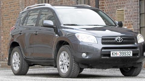 TOYOTA RAV4: Scorer bare middels godt p� egenskaper i v�re tester, men har sv�rt f� feil. Foto: Fred Magne Skilleb�k