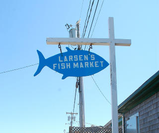 NORSK: Fiskebutikken �Larsen's� har holdt stand p� Martha's Vineyard i mange �r, og er en popul�r destinasjon. Foto: CAMILLA FLAATTEN